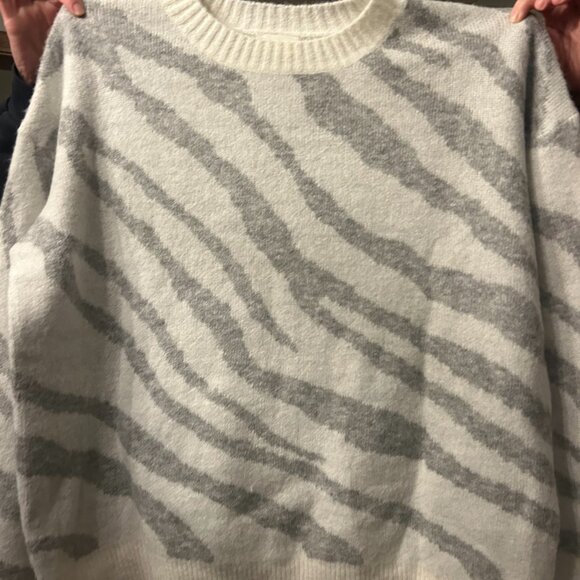 White Rose Zebra/Tiger Stripe Sweater Grey/White Size L - Picture 2 of 3
